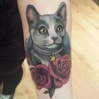 Tatuaje en el antebrazo, gato azul con flores