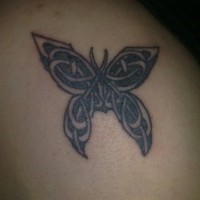 farfalla celtica tatuaggio per uomo su spalla