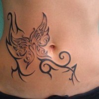 Tatuaje en el estómago, 
mariposa estilizada con patrón