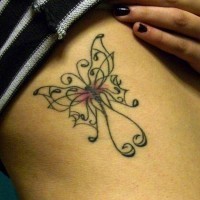 Tatuaje en las costillas, mariposa de líneas finas elegantes
