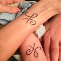 semplice amicizia celtica tatuaggio su due polsi