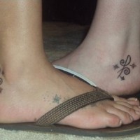 Tatuajes en los pies,
signo celta con estrellas para amigoas