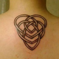 Tatuaje en la espalda,
nudo celta simple