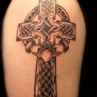 Tatuaje en el brazo, cruz celta de hierro y manos con corazón