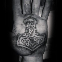 Tatuaggio mano d'inchiostro nero stile celtico di antico simbolo