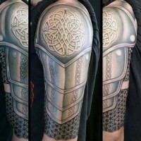 Tatuaje en el brazo, armadura medieval espléndida muy realista