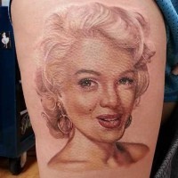 Charmantes 3D realistisch gefärbtes Marilyn Monroe Porträt Tattoo am Oberschenkel