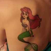 Tatuaje en la espalda,
 sirena graciosa  favorita