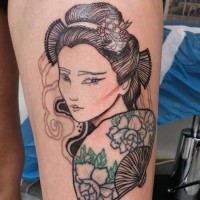 Charmante asiatische Geisha mit floralen Fachel detailliertes Oberschenkel Tattoo