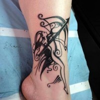 Charmantes Design dunkle schwarze Dame Schütze Tattoo am Knöchel
