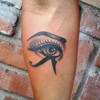 Tatuaje en el antebrazo,  ojo de Horus exclusivo negro