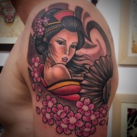 Tatuaje en el hombro,
geisha graciosa con abanico y flores de sakura