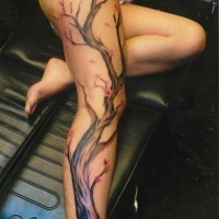 Tatuaggio grande sulla gamba l'albero fiorito