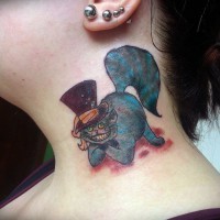 Tatuaggio colorato sulla gola il gatto Cheshire con il capello