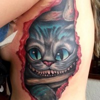 Tatuaje en el cuello, gato mira desde la piel rasgada