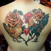 bella coppia gallo e gallina con cuore e rose tatuaggio colorato