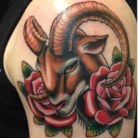Tatuaje de ovis severo y dos flores en el brazo