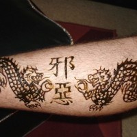 draghi con caratteri cinesi tatuaggio su braccio