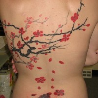 Tatuaje en la espalda, rama con flores marchitas