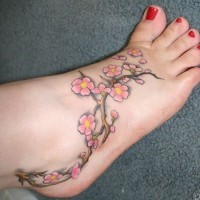 Tatuaje en el pie, ramita con flores suaves