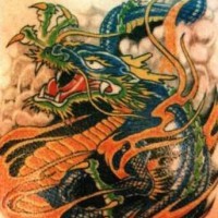 Chinesisches buntes Tattoo mit Drache und Feuer