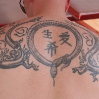 Tatuaje en la espalda,
diseño chino con serpiente, dragón, jeroglíficos
