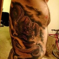 drago cinese scuro tatuaggio su parte laterale