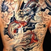 Tatuaje en la espalda, dragón imponente en el cielo