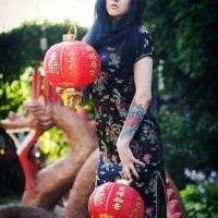 colore femminile cinese su braccio tatuaggio