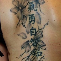 Chinesisches Tattoo mit Blumen am Rücken