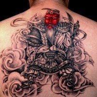 dio cinese della guerra con rossa faccia tatuaggio sulla schiena