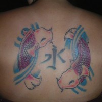 Chinesischer Goldfisch mit Schriftzeichen Tattoo am Rücken