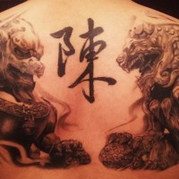 custode leoni cinese con geroglifici cinesi tatuaggio sulla schiena