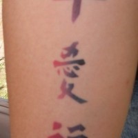 Tatuaje de jeroglíficos de color rojo y negro