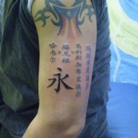 lettere cinese tatuaggio su braccio