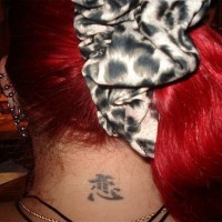 Tatuaje en el cuello,
jeroglífico gris, amor