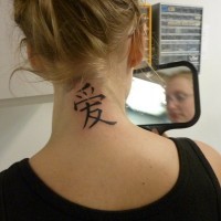 simbolo cinese d'amore tatuaggio sulla nuca