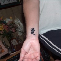 Chinesisches Symbol Tattoo am Handgelenk zum Ausdruck seiner Liebe zu seiner Geliebten