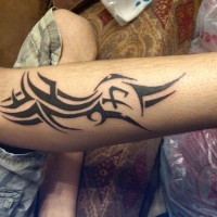 Tatuaje tribal en la pierna