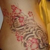 disegno cinese con fiori rossi tatuaggio sul fianco