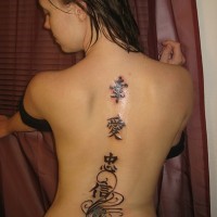 disegno cinese con simboli tatuaggio sulla schiena