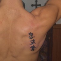 Tatuaje  de jeroglíficos que significan lealtad amistad honor y valor
