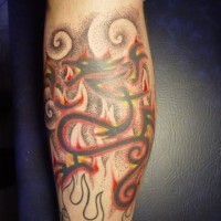 Chinesisches Tattoo mit Drachen und schöner Dekoration am Bein