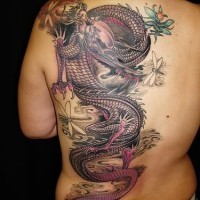 Tatuaje en la espalda, dragón púrpura con libélulas