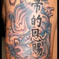 Chinesisches Tattoo mit Symbole und blauer Tiger