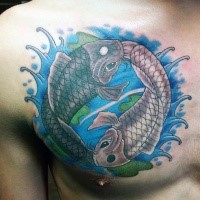 Kreis geformte asiatische im orientalischen Stil Fische farbiges Brust Tattoo mit Wassertropfen