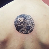 Kreisgeformtes schön aussehendes Rücken Tattoo mit Ornamenten