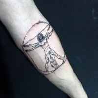 Tatuaje de antebrazo de tinta negra en forma de círculo de la imagen del hombre de Vitruvio
