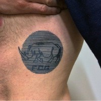 Kreis geformtes schwarzes kleines Tattoo an der Seite mit Nashorn und Schriftzug