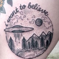 Tatuaje  de nave extraterrestre sobre el bosque y montañas